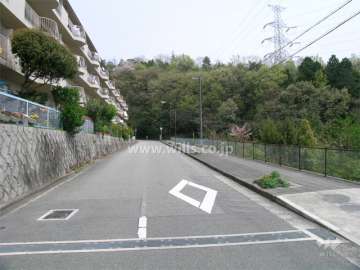 敷地の周囲は山林に囲まれたいへん緑豊かです。