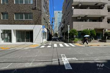 敷地西側の前面道路