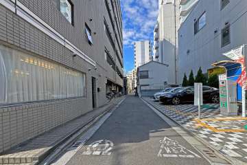 敷地の北側前面道路（東側から）