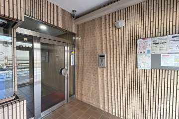 エントランスはオートロック付きです。