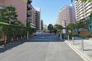 駐車場出入り口（ロボットゲート付き）
