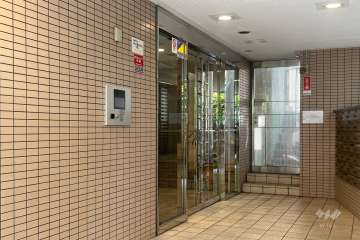 エントランスはオートロック付きです。