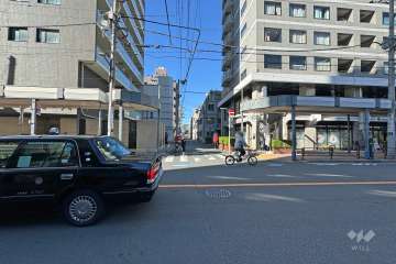 敷地南側の前面道路（東側から）