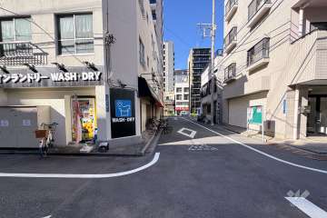 敷地南側の前面道路（東側から）