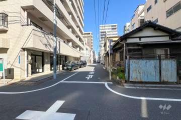 敷地東側の前面道路（南側から）