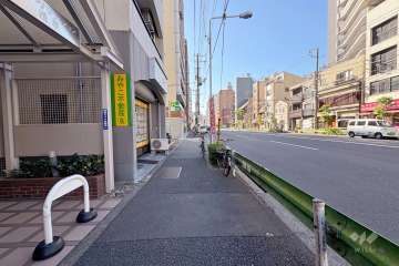 敷地西側の前面道路（北側から）