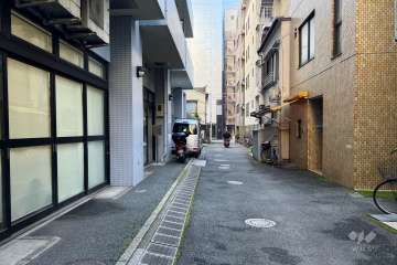 敷地西側の前面道路