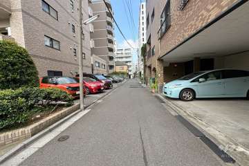 敷地北東側の前面道路（南東側から）