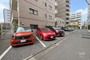 敷地南東側の前面道路（南西側から）