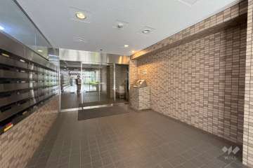 エントランスはオートロック付きです。