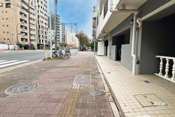 敷地西側の前面道路