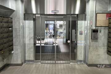 エントランスはオートロック付きです。