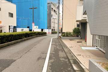 敷地北側の前面道路