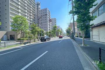 敷地西側の前面道路（北側から）