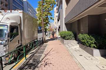 敷地西側の前面道路（南側から）