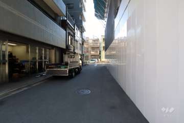 敷地南側の前面道路(西側から)