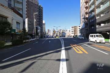 敷地北東側の前面道路（南東側から）