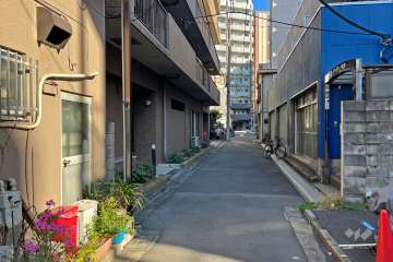 敷地南側の前面道路（西側から）