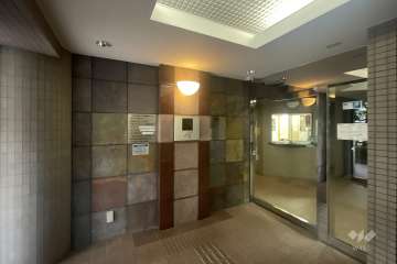 エントランスはオートロック付きです。