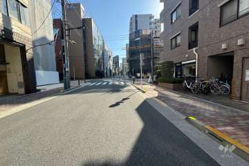 敷地東側の前面道路（北側から）