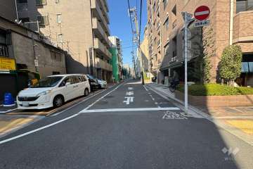 敷地東側の前面道路（南側から）