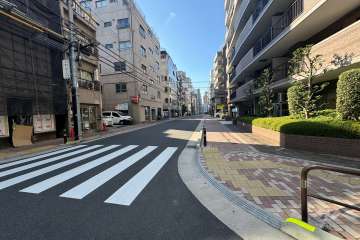 敷地南側の前面道路（東側から）