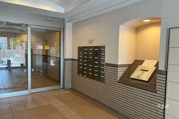 エントランスはオートロック付きです。