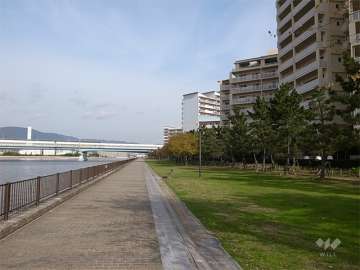 西宮マリナパークシティ海のまち3番館の目の前は海です。