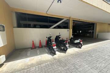 3番館前バイク置場