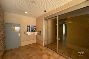 エントランスはオートロック付きです。