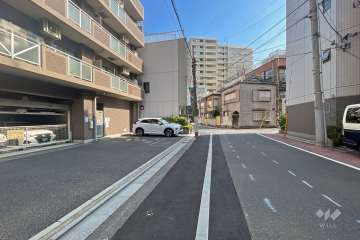 敷地西側の前面道路（北側から）
