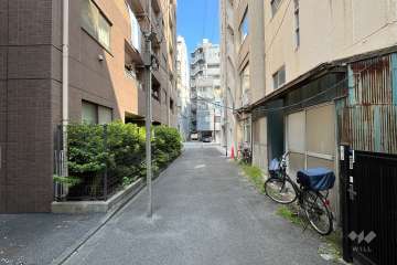 敷地の南側前面道路（西側から）