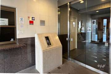 エントランスはオートロック付きです。