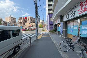敷地西側の前面道路