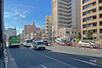 敷地の南東側前面道路（北東側から）