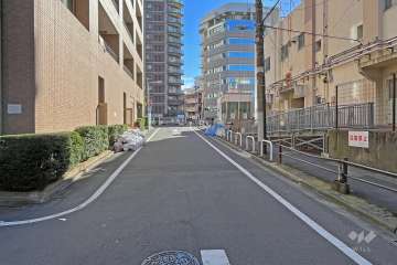 敷地の南西側前面道路（北西側から）