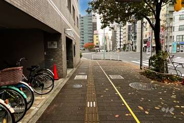 敷地西側の前面道路（北側から）
