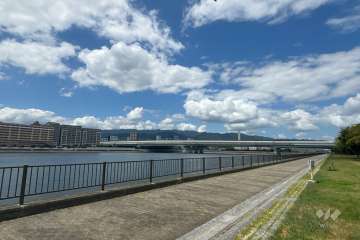 山と海を臨む立地です。