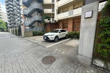 4番館前の敷地内駐車場（屋外平面式）