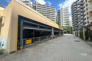 4番館前の敷地内駐車場（屋内機械式）