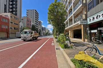 敷地南側は言問通りに面しています。