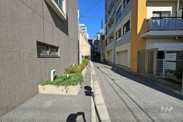 敷地西側の前面道路（南側から）