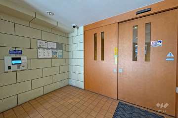 エントランスはオートロック付きです。