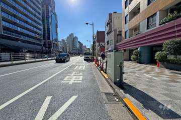 敷地東側の前面道路（北側から）