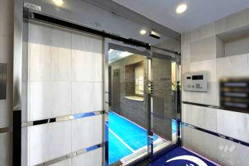 エントランスはオートロック付きです。