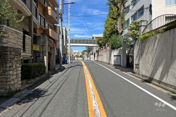 敷地北東側の前面道路（南東側から）