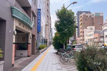 敷地北側の前面道路（東側から）
