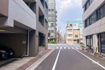 敷地東側の前面道路（南側から）