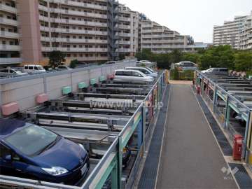 入り口にはロボットゲート付きの敷地内駐車場