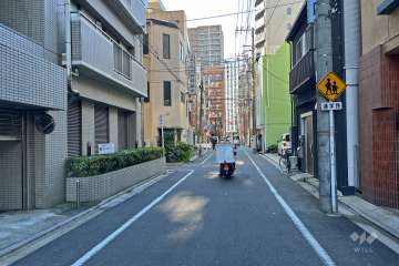 敷地北側の前面道路（東側から）